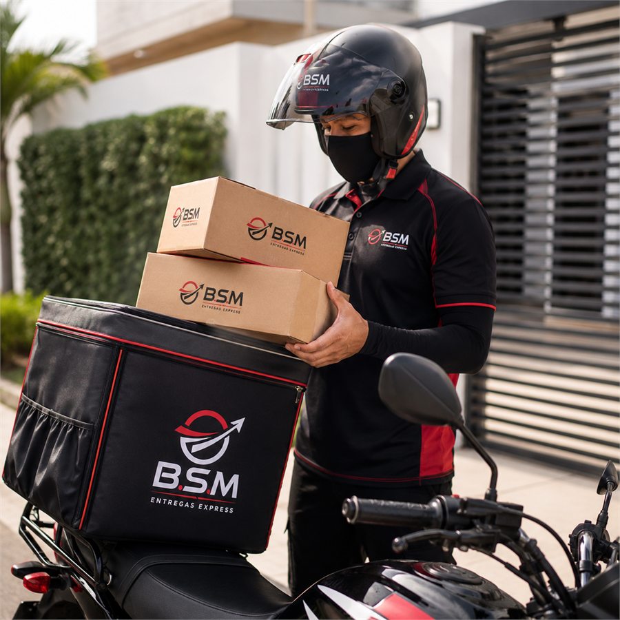 Motoboy da BSM com caixa de entrega